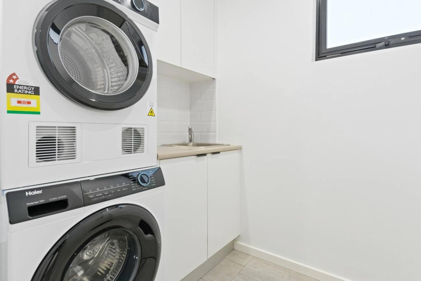 Saltwater Escape - Contemporary Seaside Stunner Apartment Shellharbour